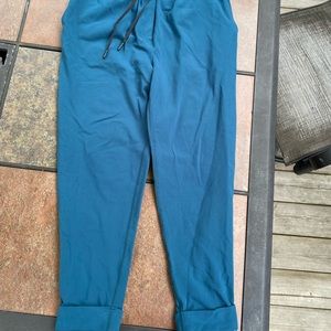 Lululemon jet crop size 6 fit more like 8